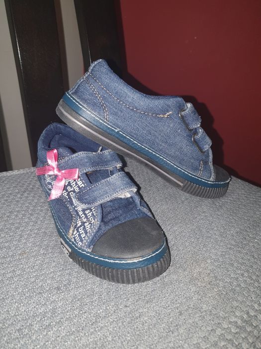 Затворени дънкови гуменки с лепки No34