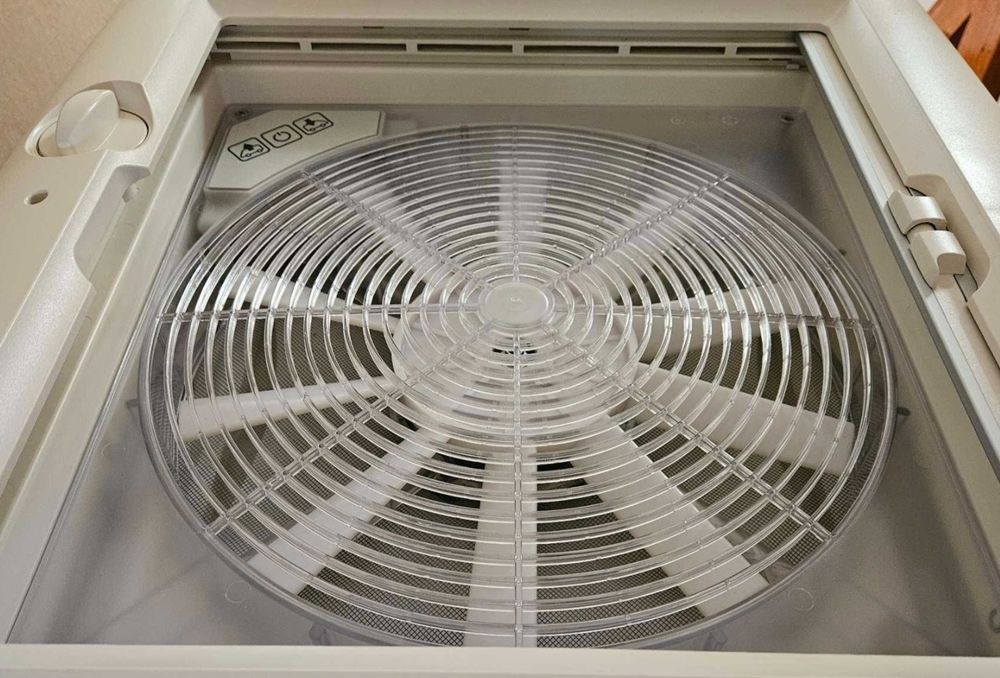 Trapa de acoperiș Omni-Vent cu ventilator de 12 volți 40x40 alb