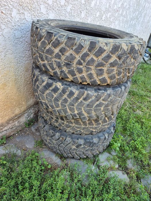 De vânzare patru cauciucuri M+S 225/70 R15