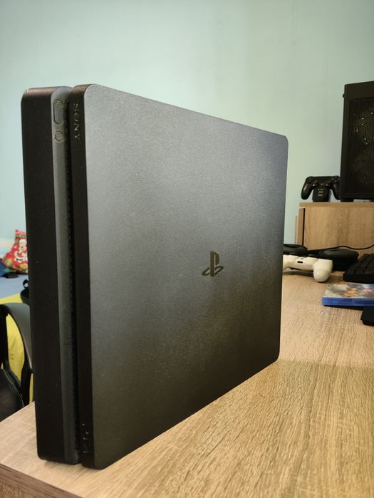 PlayStation 4 - 500 GB. С много игри + Волан + 2 джойстика със станция