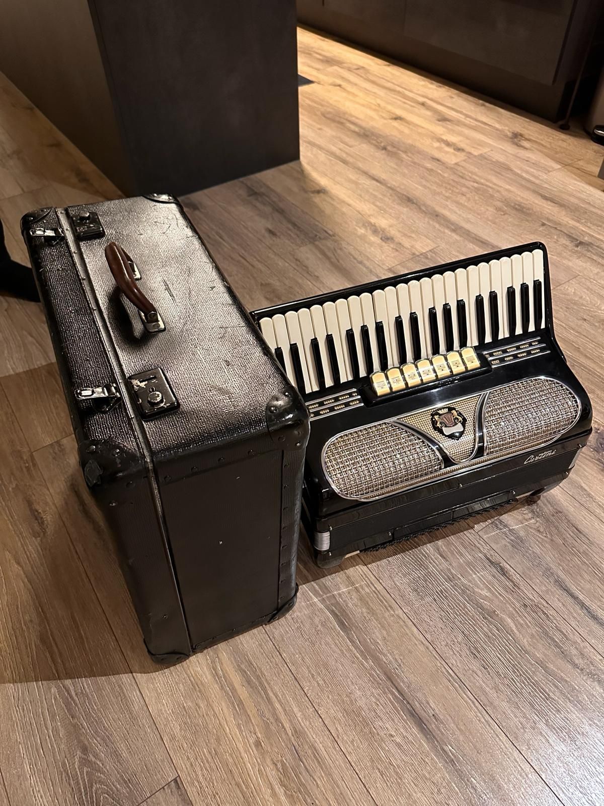 Vând  Acordeon italian Curtini