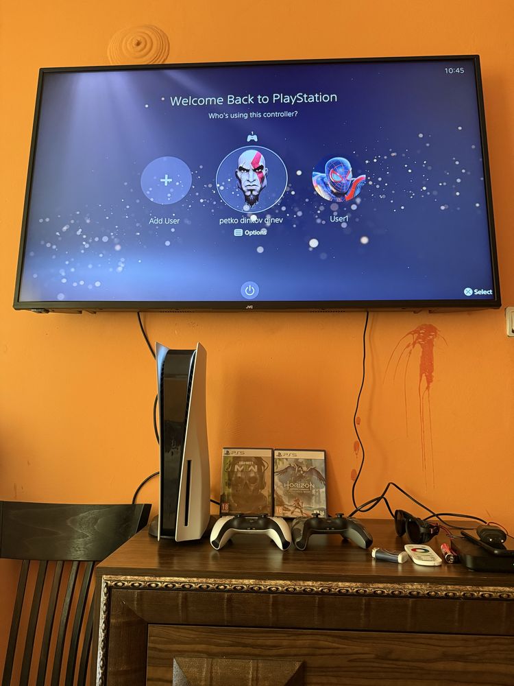 Продавам PlayStation 5 – Дискова версия + 2 джойстика + 6 игри