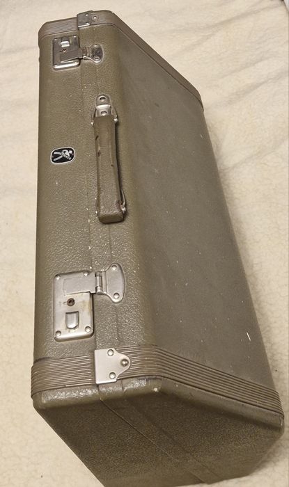 Vând acordeor Hohner Lucia IV P cu 96 basi