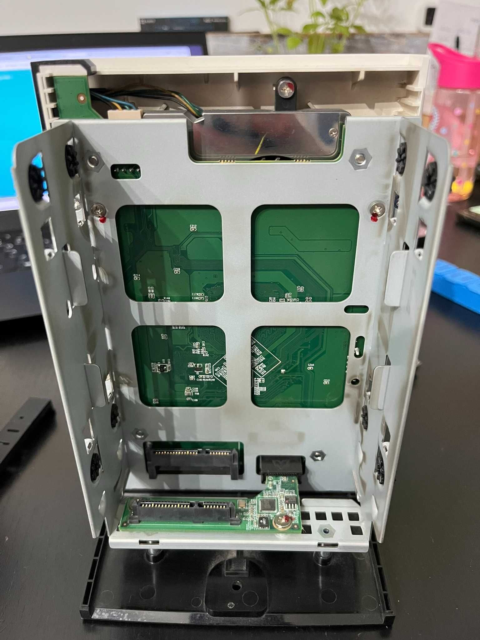 NAS QNAP TS-228 cu doua HDD WD de cate 1TB