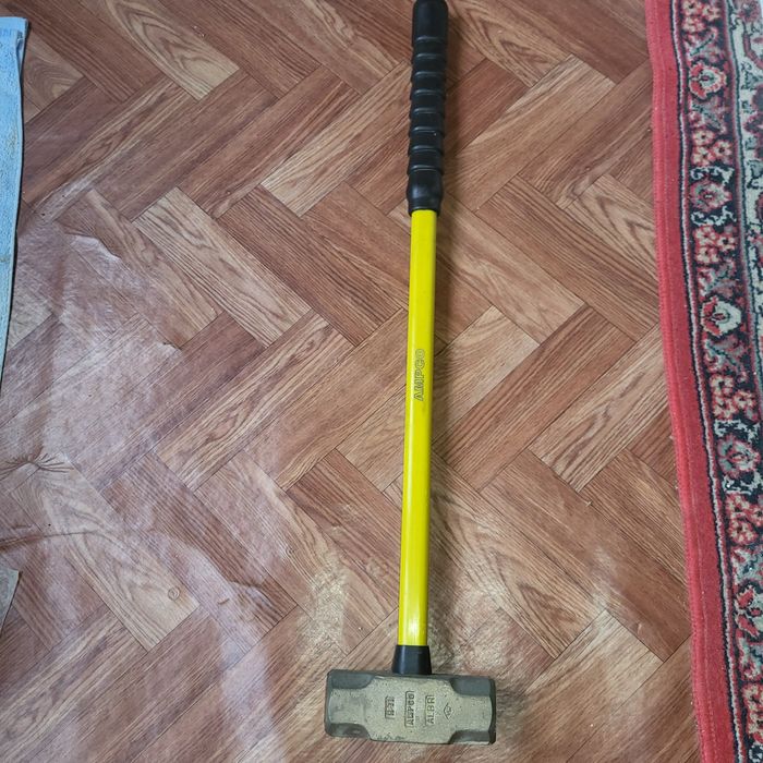 Кувалда молоток .