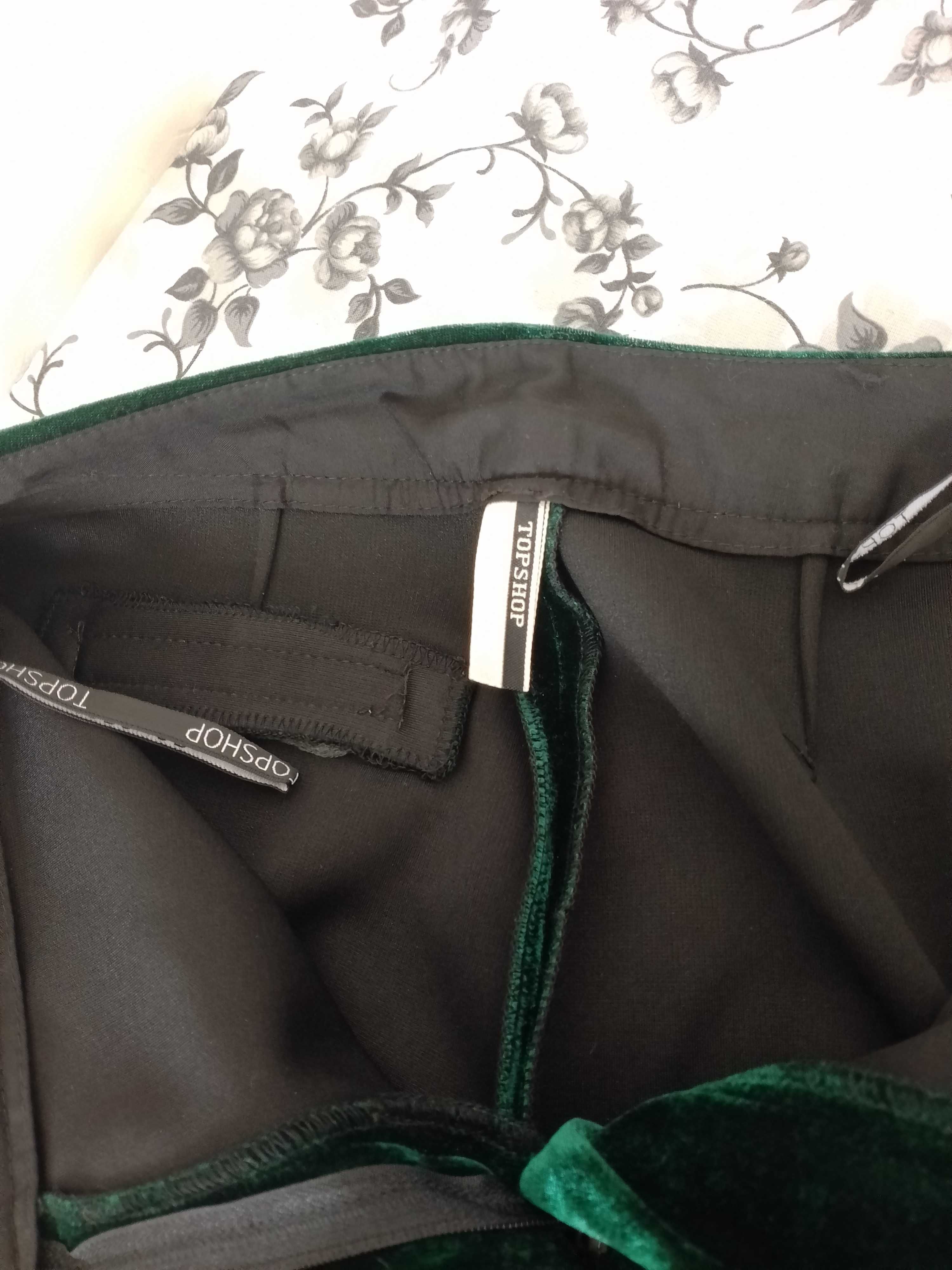 Pantaloni din catifea , nepurtati , verde frumos