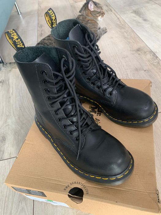 Ghete Dr. Martens pe Negru