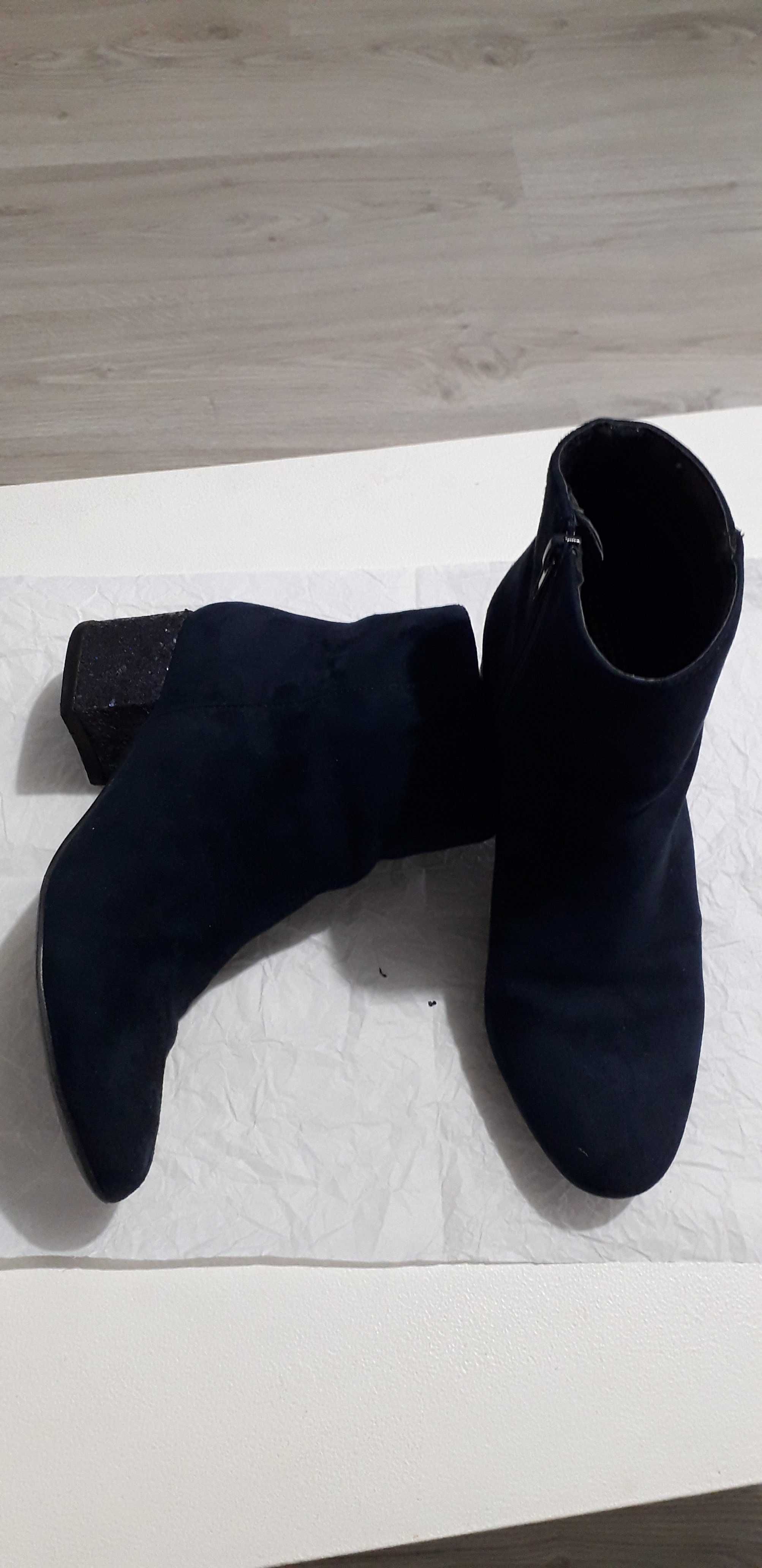 Vand ghete dama din piele întoarsă