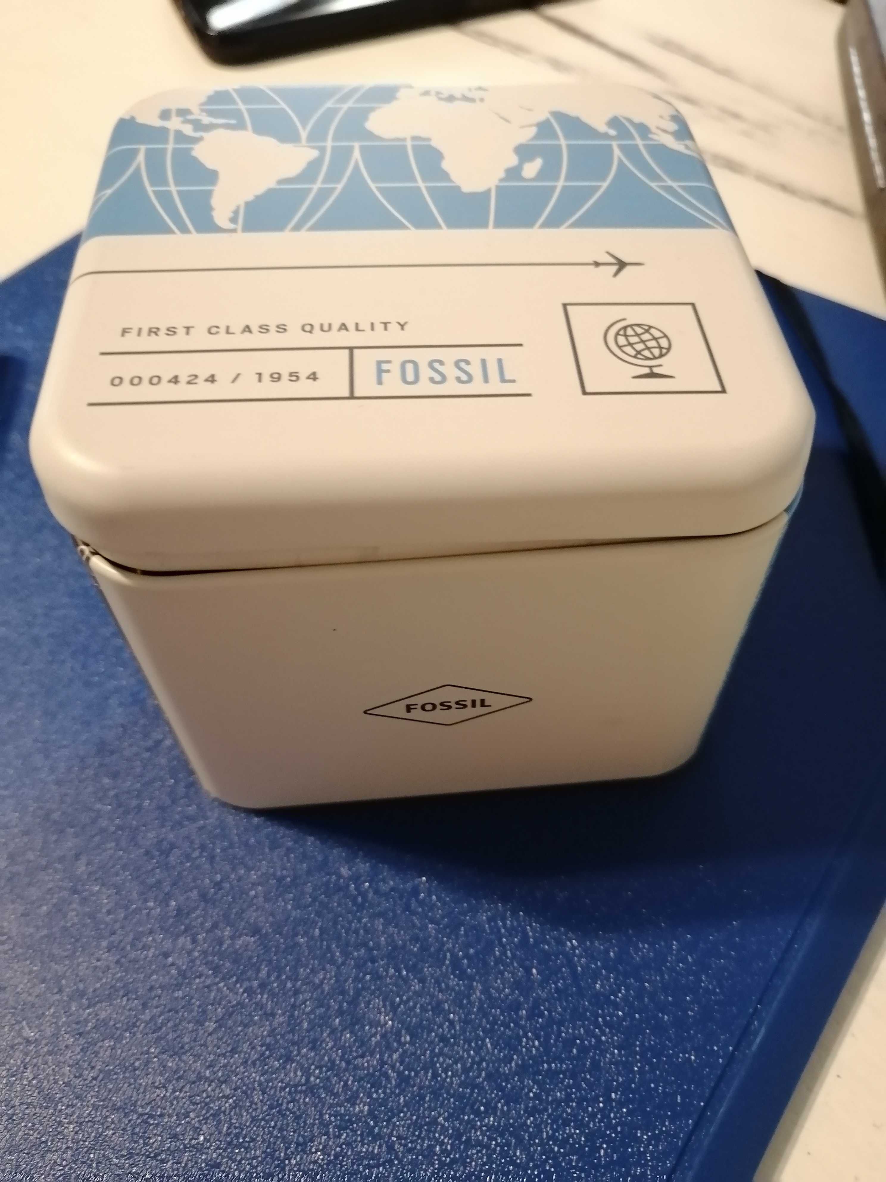 Продавам часовник FOSSIL