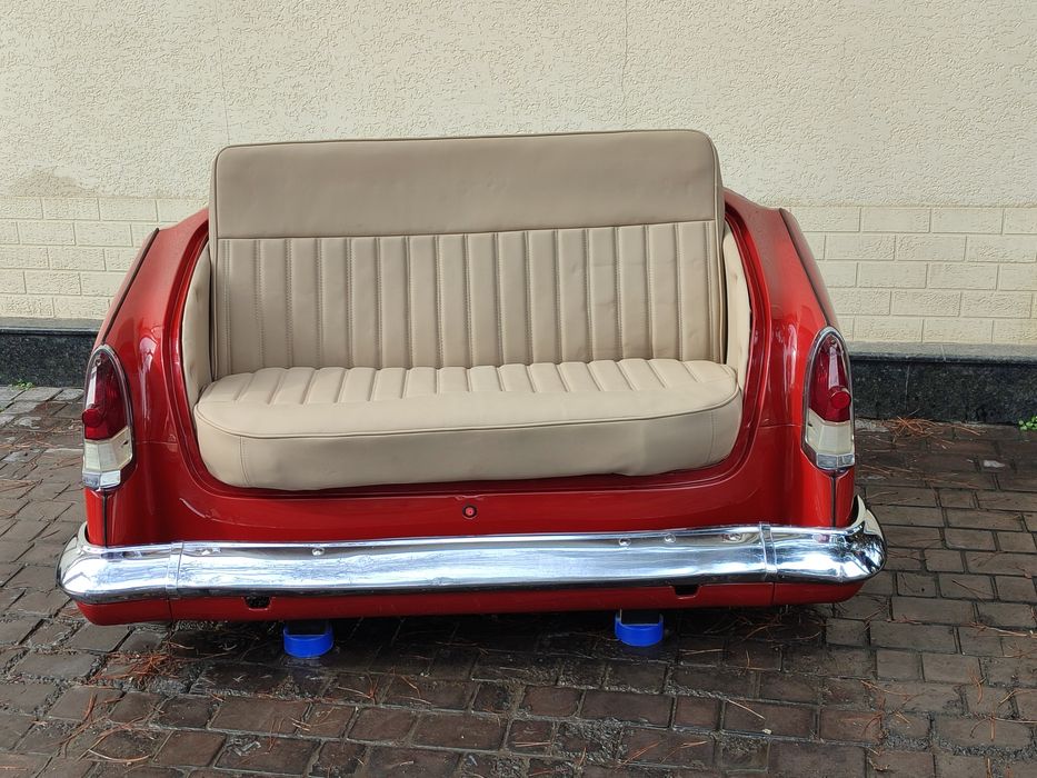 Диван выполнен в стиле Олд таймер