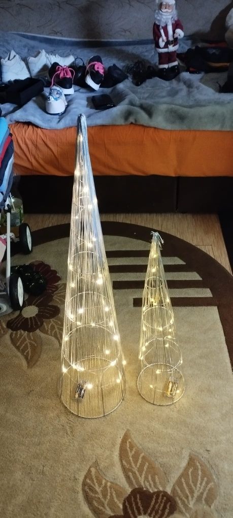 Doua piramide cu leduri