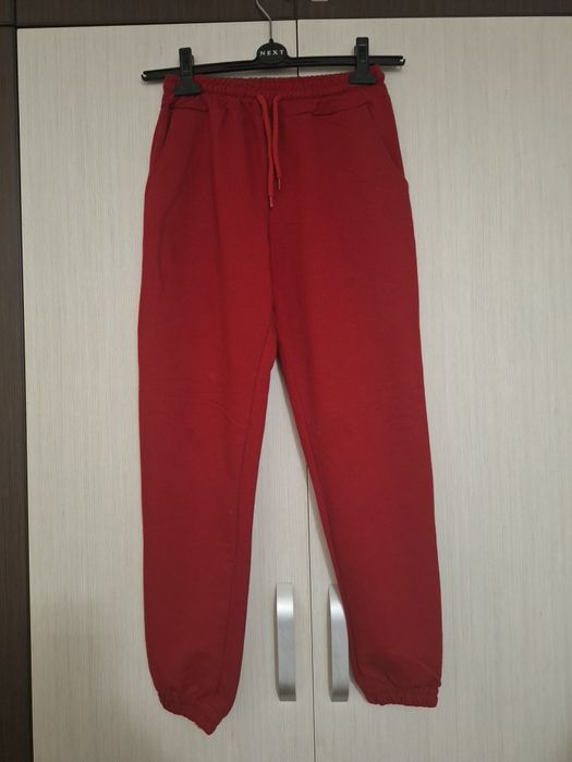 Pantaloni de trening roșii