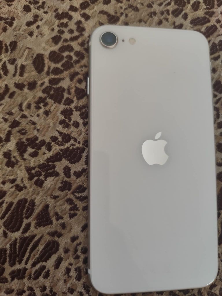 Iphone SE2020 с калъф, стъклени протектори и зарядно