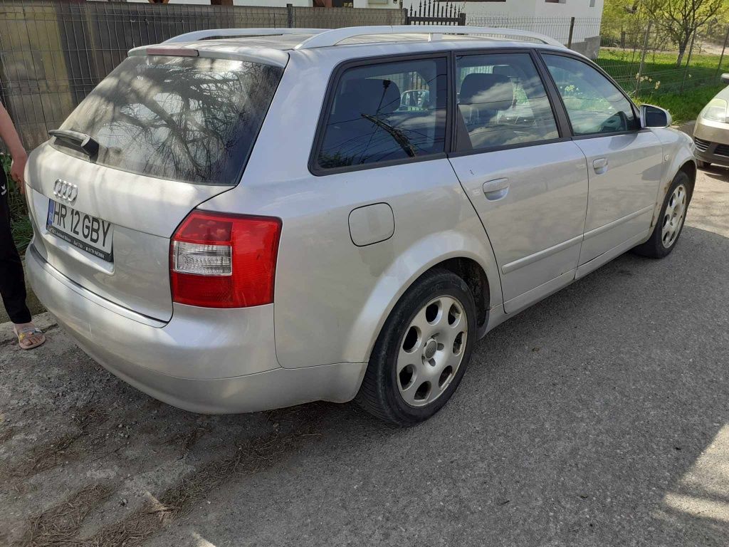 Vând Audi A4 B7 2004 pentru detalii lin privat