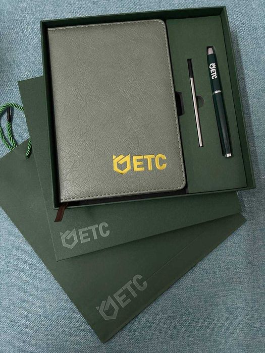 Именной блокнот, ручка, коробка пакет Новогодние корпоративные подарки