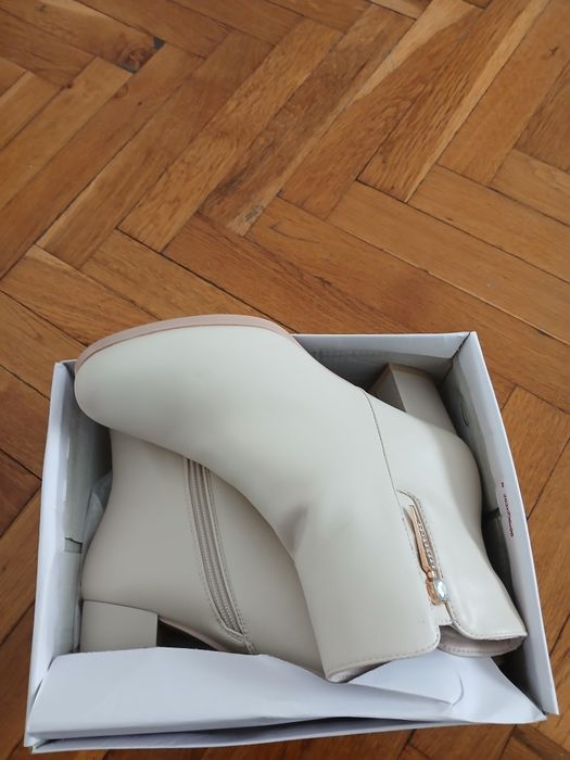 Продавам дамски боти,чисто нови.