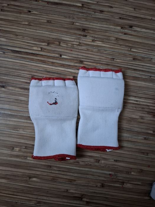 Набор перчатки(обрезанные),бандаж (защита на пах),шлем и футы Венум