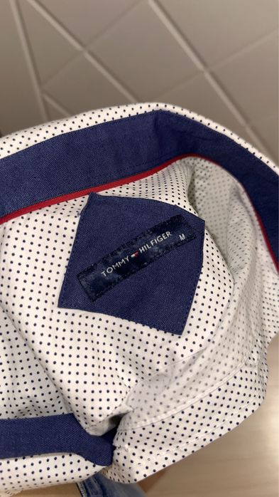 Джинсы и рубашка Tommy Hilfiger