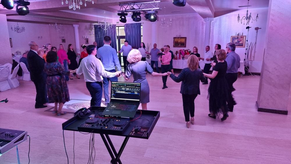 DJ si solist/Foto/Nunti/Cumetrii/zile de nastere si petreceri private