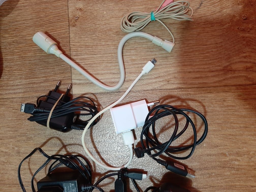 Продавам кабели +зарядни+ощеее зарядни