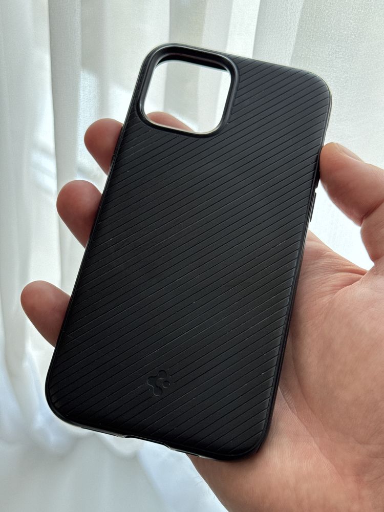 Okazie! 2 Huse la pret de 1 - iPhone 12 Spigen & ESR