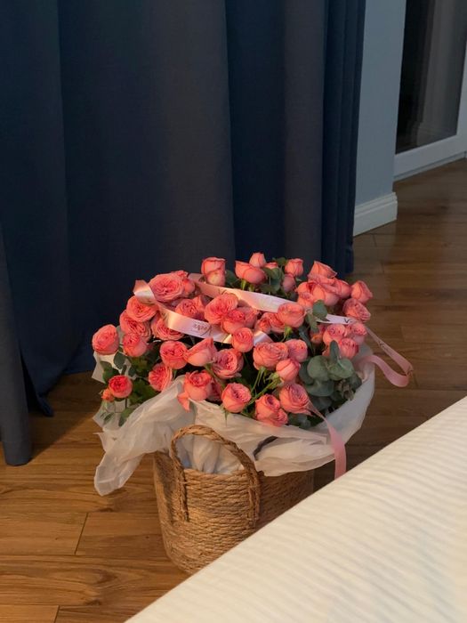 ЦВЕТЫ свежие,пионовидные розы  в кашпо