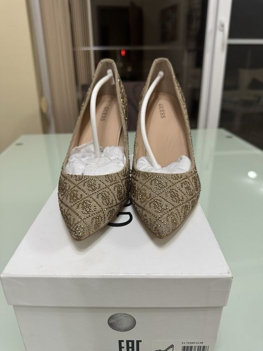 Обувки  на ток Guess