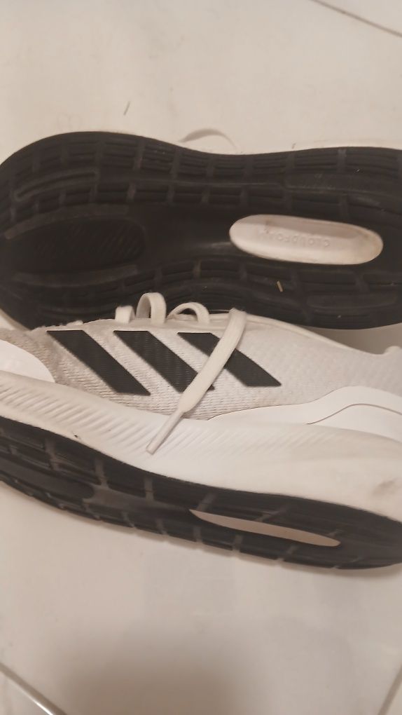 Детски маратонки на Adidas за 40 лв