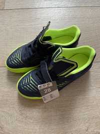 Нови обувки за футзал/футбол Decathlon, 28 р-р