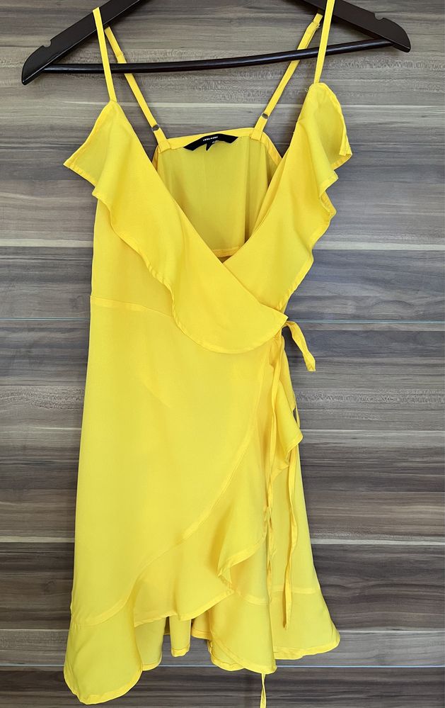 Жълта лятна рокля