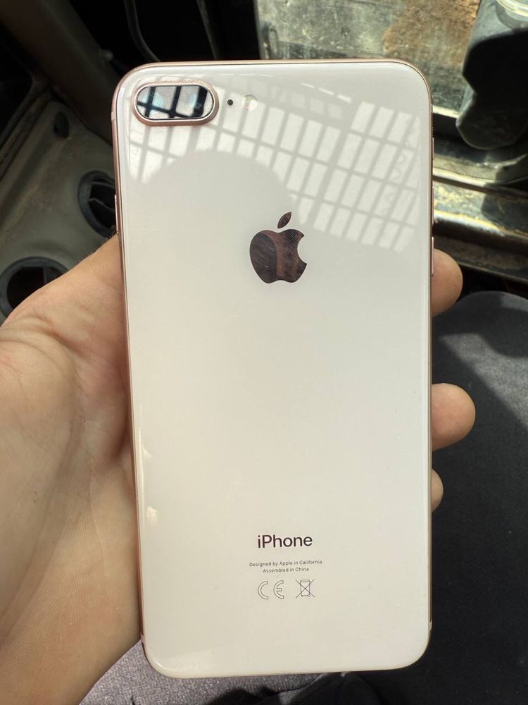 Продам айфон 8 plus в отличном состоянее на 64 гб