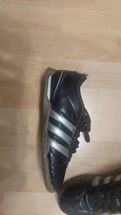 Adidasi de sala și asfalt.