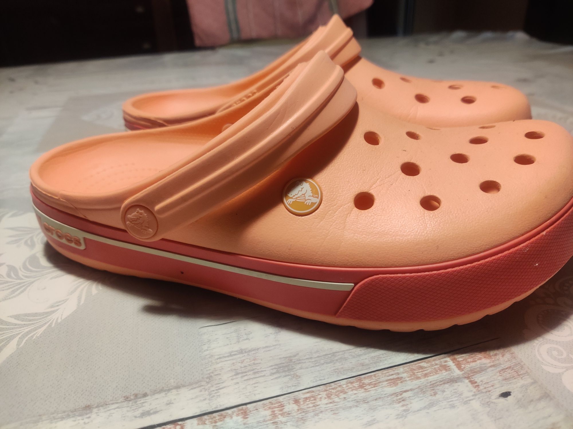 Slapi Crocs Unisex mărimea 9M sau 11W