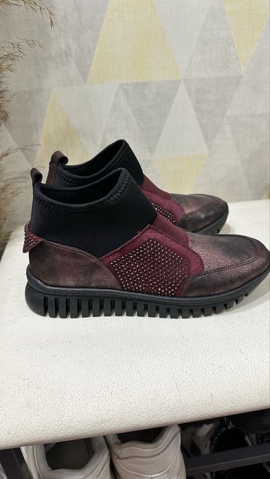 Продам новые ботинки на девочку