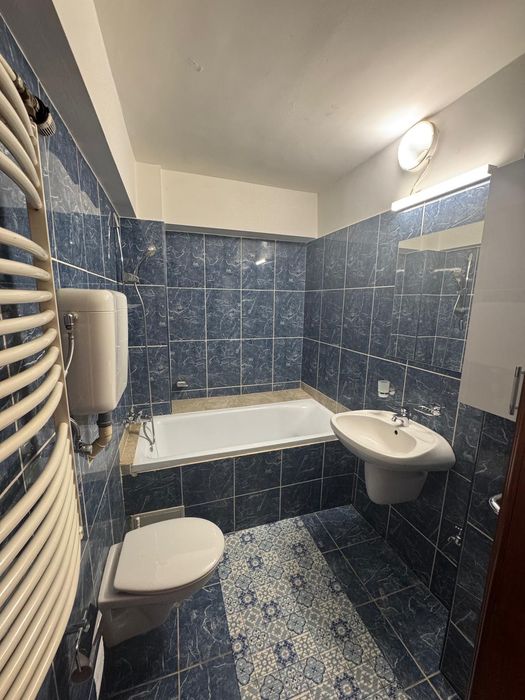 Inchiriez apartament cu 3 camere zona Bulevardul Dacia colt cu Decebal