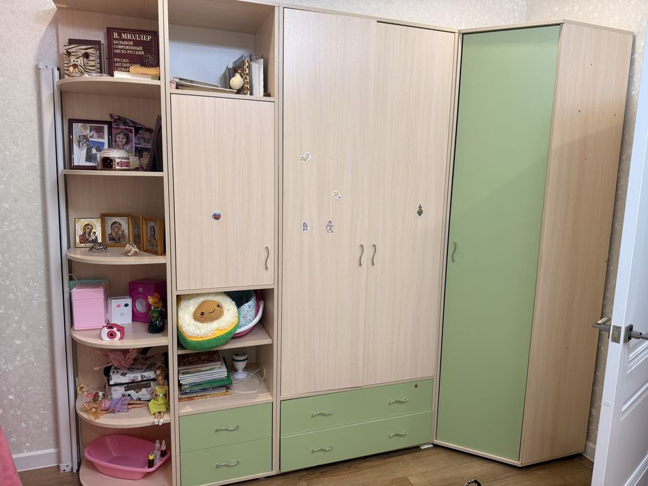 Продам детскую двухярсную кровать со шкафами и столом