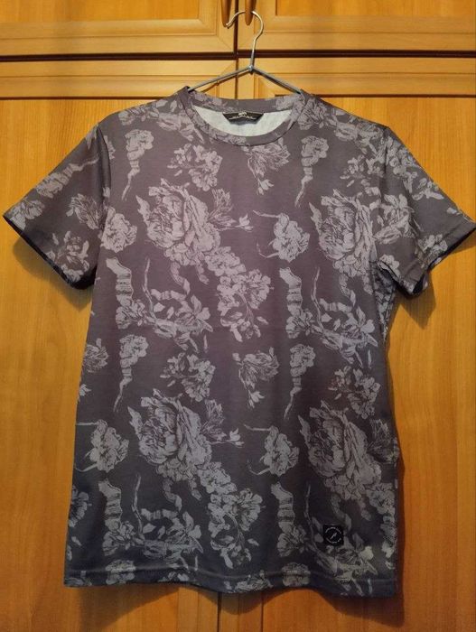 Продается мужская футболка.