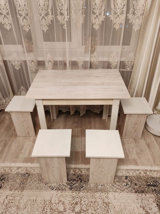 Продам стол кухонный и табуретки 4 шт новый