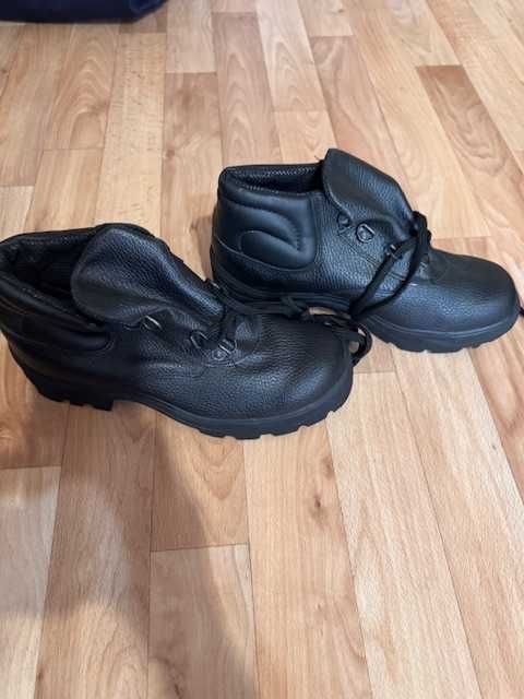 Продаются ботинки новые рабочие.