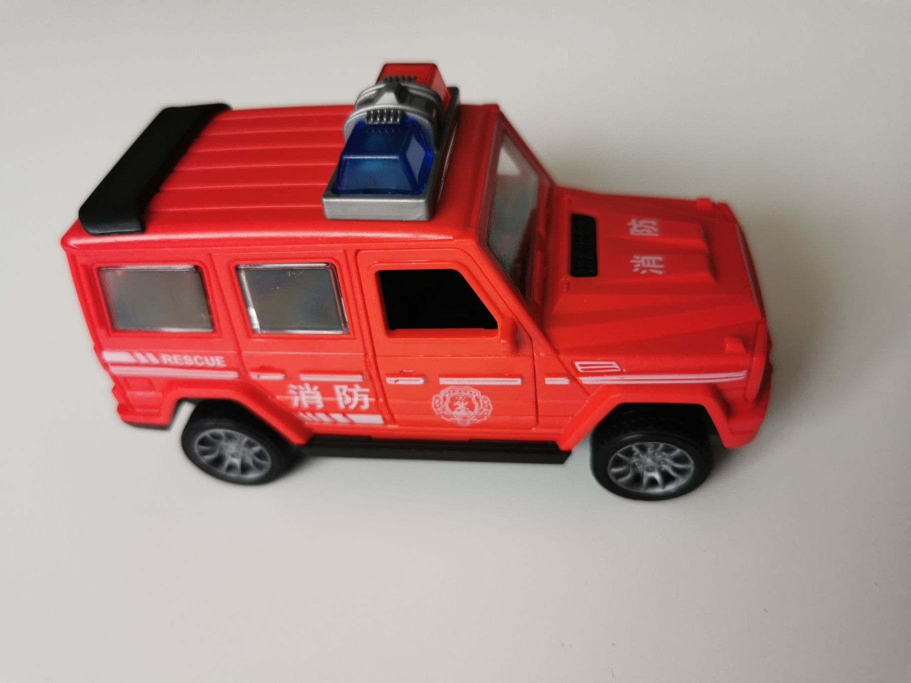 Mașinuță de jucărie rosie (pompieri)