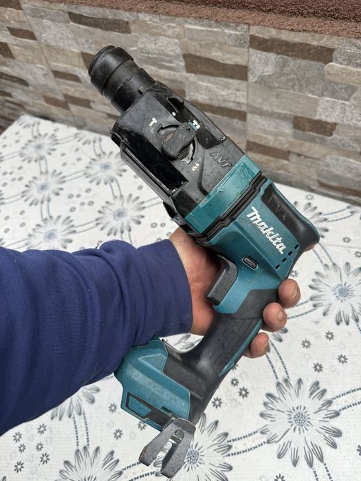 Акумулаторен перфоратор Makita DHR182