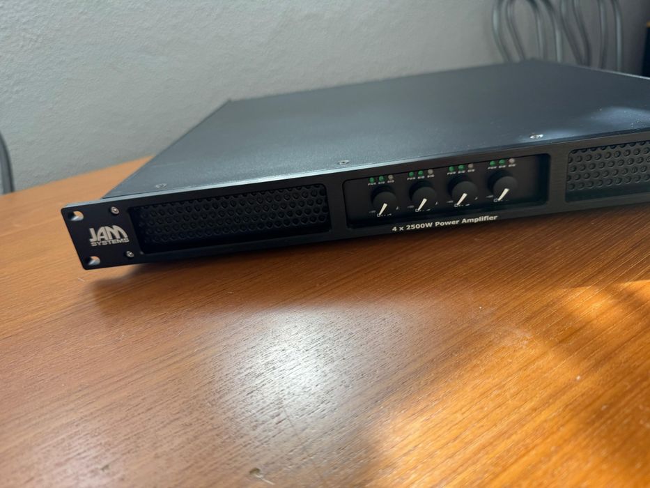 Vând amplificator Poweraudio q10