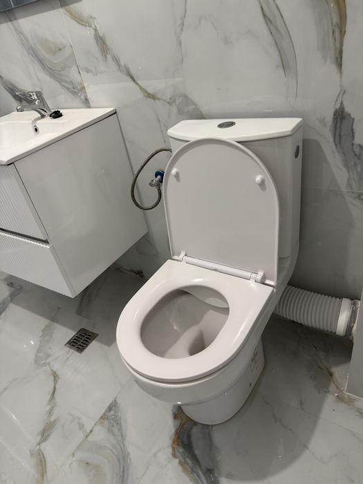 wc NOU nefolosit alb se vinde complet