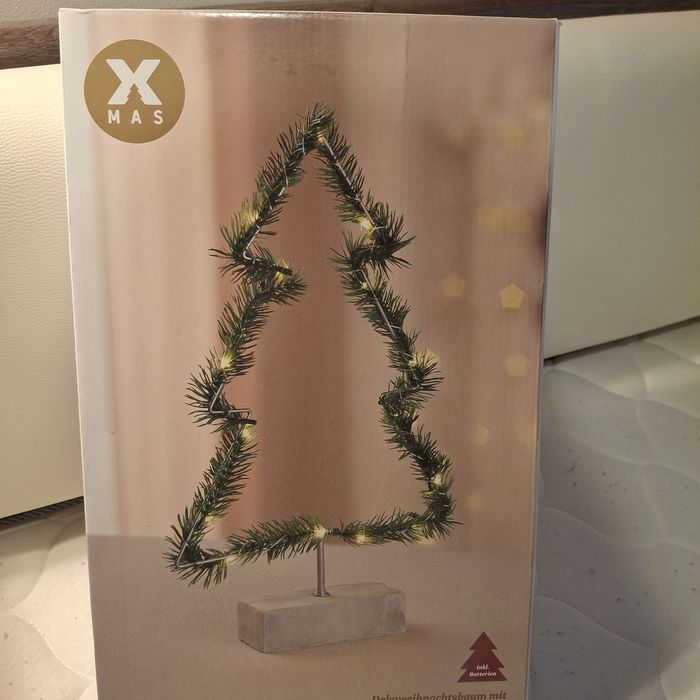 Коледна елха ново свещеща