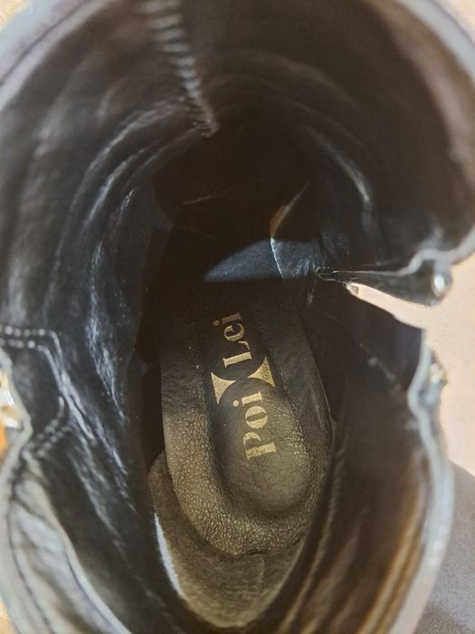 Черни боти от естествена кожа.