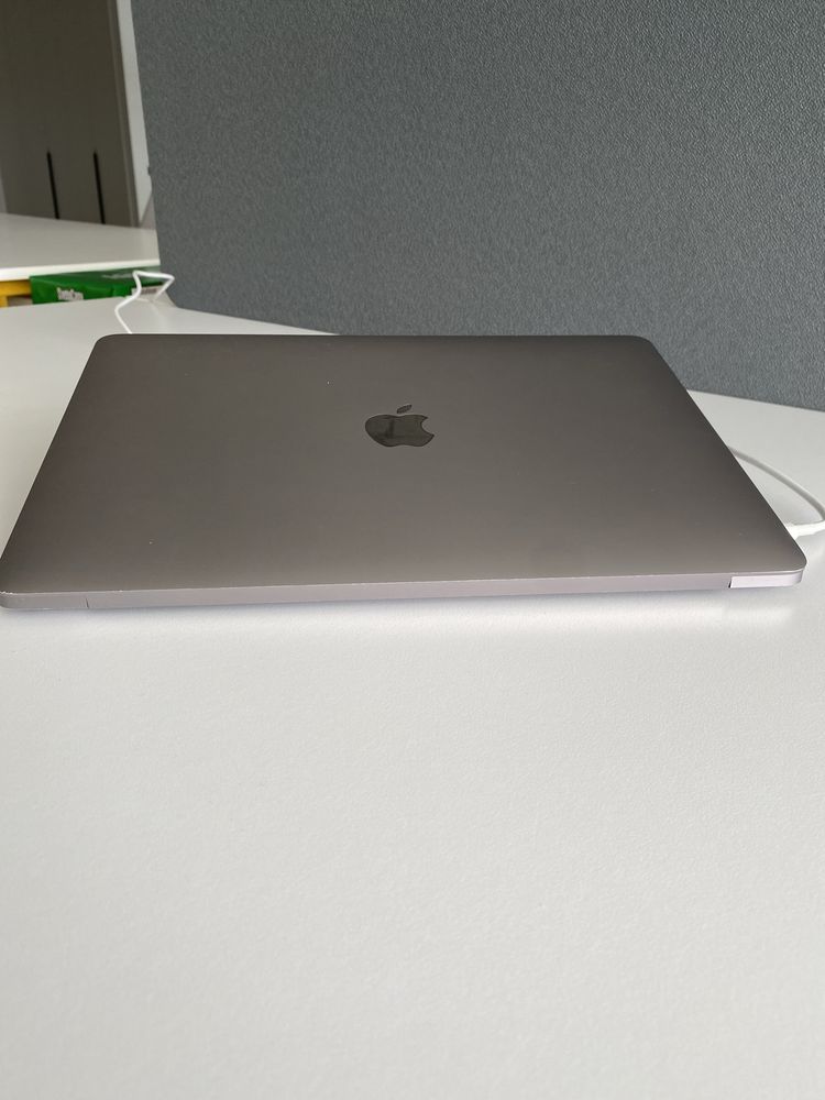 MacBook    -    Pro