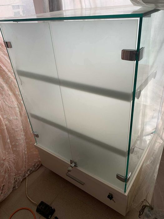 ЛУКСОЗНА ВИТРИНА italy 2 броя на цена 300 лева цена