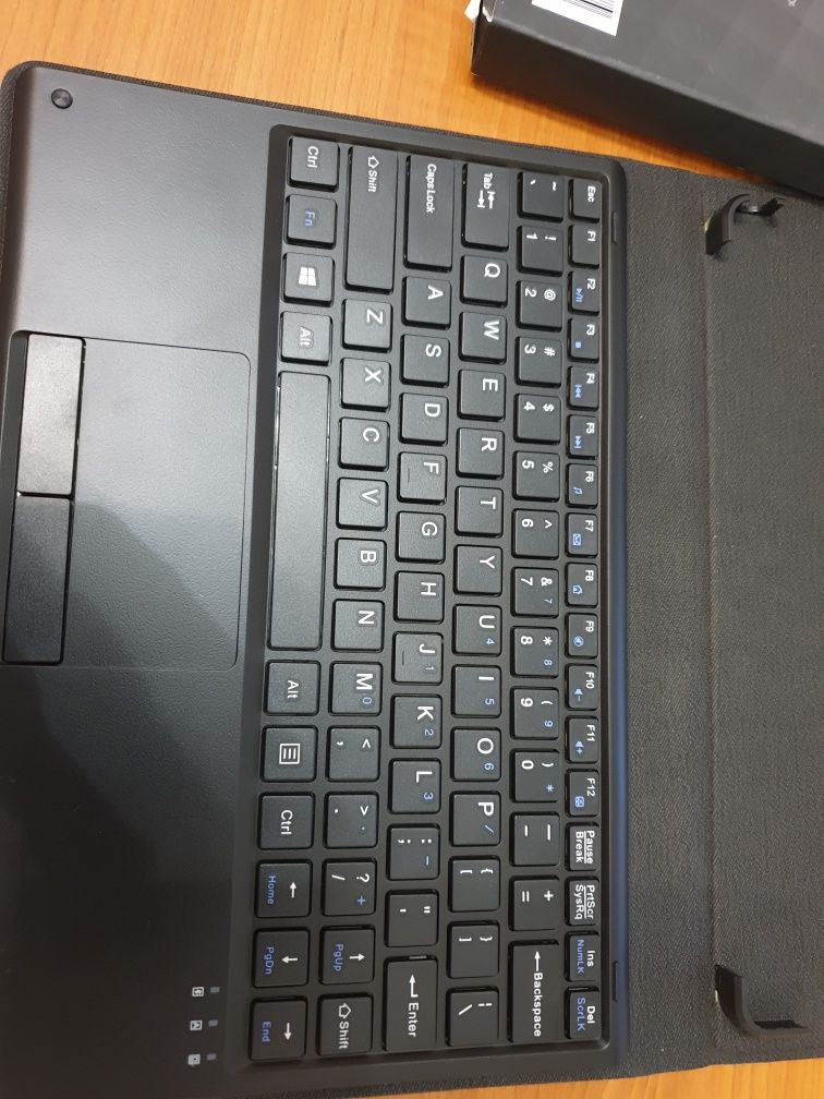 Husa cu tastatura bluetooth