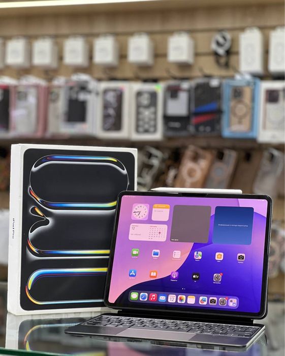 Ipad pro m4 256gb  13 inch + megic keybord