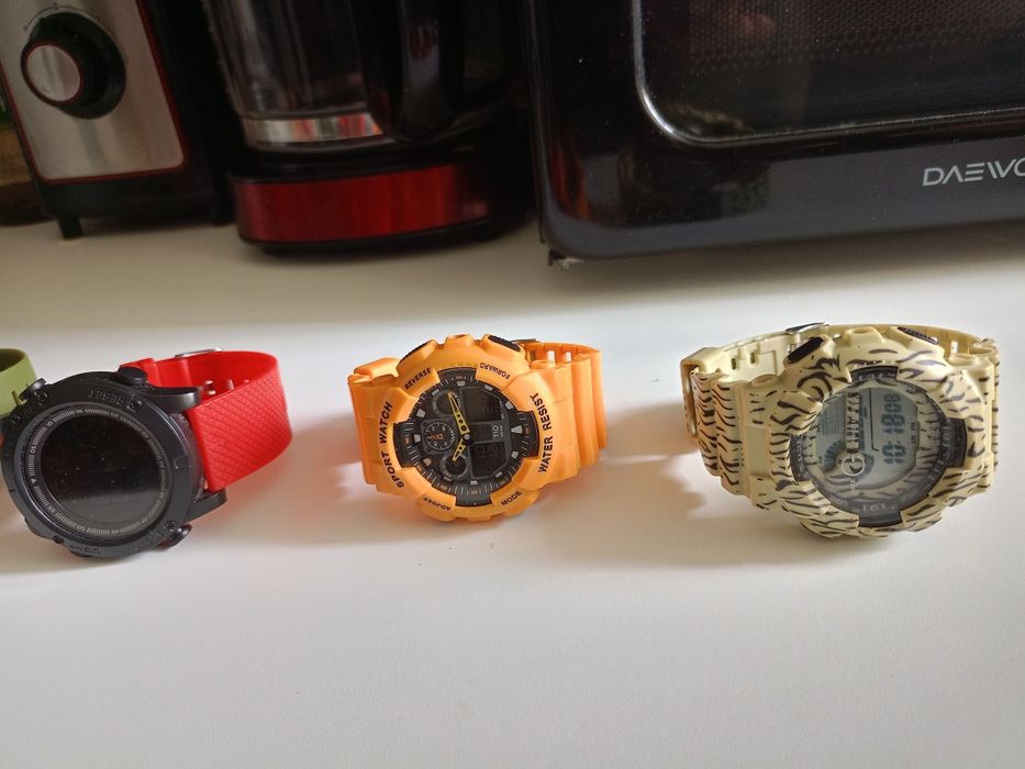 Vând ceasuri ,curea silicon,Water Resist,noi , calitate.